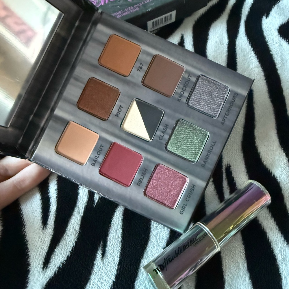 BRAND NEW- Urban Decay Troublemaker Set (Eyeshadow Pallete and Mini Mascara)
